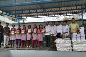 పదవ తరగతి విద్యార్థులకు డిఎన్ఆర్ ఎడ్యుకేషన్ ట్రస్ట్ చేయూత  - ఉచిత స్టడీ మెటీరియల్ పంపిణీ