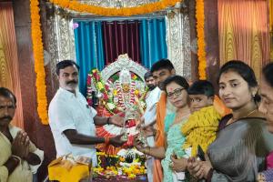 శ్రీ జమ్ములమ్మ అమ్మ వారికి వెండి కిరీటము బహూకరించిన   నర్మదా రాజశేఖర్ రెడ్డి