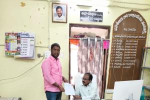 రావులపల్లి గ్రామ అభివృద్ధిపై మండల రెవెన్యూ అధికారిని కలిసిన సర్పంచ్