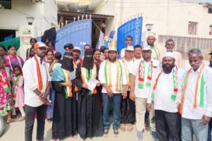 ఇంటింటికి తిరుగుతూ ఎన్నికల ప్రచారం చేసిన. 17 వార్డ్ కౌన్సిలర్ అభ్యర్థి. షబానా పర్వీన్ అప్రోచ్.