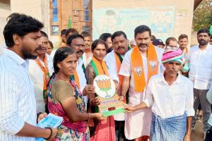 -పన్నులు పెంచే కాంగ్రెస్ వాళ్లు కావాలా ?  -కేంద్రం నుంచి నిధులు తెచ్చి అభివృద్ధి చేసే బీజేపీ కావాలా ?  -బీజేపీ జిల్లా అధ్యక్షులు గంట రవికుమార్.