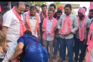 ఓట్ల కోసం పిల్లలతో కాళ్లు మొక్కించి..  వర్ధన్నపేటలో బీఆర్ఎస్ నేతల అత్యుత్సాహం!