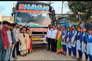 విజ్ఞాన యాత్రకు బయలుదేరిన ఎస్సి బాలికల హాస్టల్ విద్యార్థులు. 