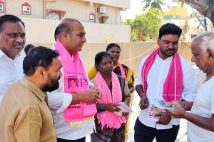 మీ కుటుంబ సభ్యురాలిని.   అందరి అభివృద్ధికి కృషి చేస్తా.... కారు గుర్తుకు ఓటు వేసి గెలిపించగలరు