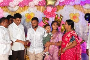 చిన్నారిని ఆశీర్వదించిన మాజీ ఎమ్మెల్యే గాదరి