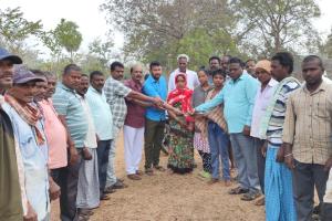 బాధిత కుటుంబానికి ఆర్థిక సాయం