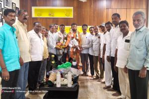  నూతనంగా ఎన్నికైన నిర్మల్ మున్సిపల్ చైర్మన్ శ్రీ అప్పల కావ్య గణేష్ గారిని సన్మానించిన పలువురు పెద్ద మనుషులు 