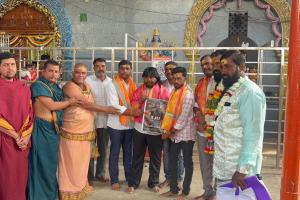 కేతకిలో చిన్న సినిమా బృందం పూజలు