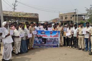 ​ట్రాఫిక్ నిబంధనలు తప్పనిసరిగా పాటించాలి: ముధోల్ సీఐ రవీందర్ నాయక్