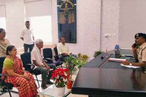 • జిల్లా పోలీసు కార్యాలయానికి వచ్చిన ఫిర్యాదుదారుల నుండి ఫిర్యాదులను స్వీకరించిన జిల్లా ఎస్పీ.. 