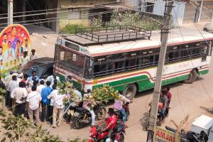 కారును ఢీకొన్న ఆర్టీసీ బస్సు. 