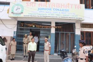 ఇంటర్ పరీక్షా కేంద్రాల వద్ద పటిష్ట బందోబస్తు 