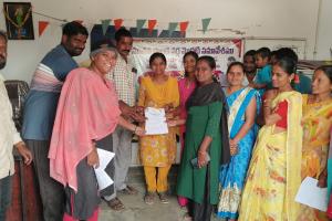 లబ్ధిదారులకు ఇందిరమ్మ ఇండ్ల ప్రొసీడింగ్ కాపీలను అందజేసిన సర్పంచ్