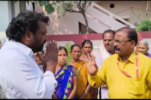 పింఛన్ల కోసం తిరుగుతున్న వృద్ధులు,వికలాంగులు..  వృద్ధులు,వికలాంగుల కష్టాలు పట్టించుకునే వారు లేరా..?