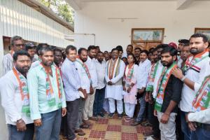 వివేక్ వెంకటస్వామి సమక్షంలో 50 మంది కార్యకర్తల చేరిక