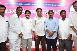 ఆలంపూర్ బీఆర్ఎస్ కౌన్సిలర్లను సన్మానించిన  కేటీఆర్