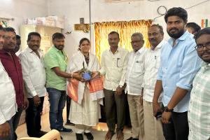 సివిల్ సప్లైస్ డీఎం కృష్ణవేణి ని మర్యాదపూర్వకంగా కలిసిన రైస్ మిల్లర్స్ అసోసియేషన్ సభ్యులు.
