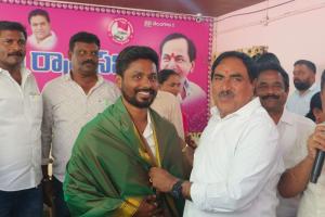 చకిలేల మణిరాజ్ ను సన్మానించి న మాజీ మంత్రి ఎర్రబెల్లి దయాకర్ రావు..