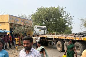 గుడిహత్నూర్‌లో ట్రైలర్ లారీ బీభత్సం.... ఘోర రోడ్డు ప్రమాదం    