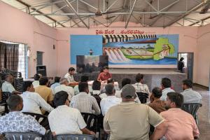 ఆన్లైన్ ద్వారానే రైతులకు యూరియా విక్రయం చేయాలి... నిబంధనలు ఉల్లంఘిస్తే లైసెన్సులు రద్దు, వ్యవసాయ శాఖ చట్టం ప్రకారం కేసులు నమోదు... ఏవో వెంకట్: 