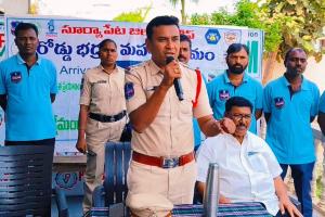 రోడ్డు భద్రత ఉద్యమం రోడ్డు నియమ నిబంధనలపై విద్యార్థిని విద్యార్థులకు అవగాహన సదస్సు 