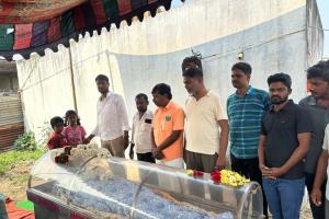 మృతి చెందిన స్నేహితుడి కుటుంబానికి ఆర్ధిక సహాయం 