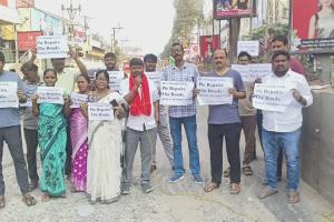 ప్రధాన రహదారులపై భారీ గుంతలు – అధికారుల నిర్లక్ష్యంపై నిరసన తక్షణ చర్యలు కోరుతూ ఆకుల సతీష్ టీం ఆగ్రహం