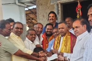 చెరుకుపల్లి కాలనీ–1లో నల్లపోచమ్మ ఆలయ పునర్నిర్మాణానికి రూ.2 లక్షల విరాళం