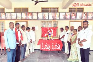 అమరజీవి కామ్రేడ్ సంగు రవీందర్ గారి స్ఫూర్తితో కేంద్ర, రాష్ట్ర ప్రభుత్వాలు అనుసరిస్తున్న విధానాలకు వ్యతిరేకంగా పోరాడండి      -- కొండమడుగు నర్సింహ, గద్దె నర్సింహ లు పిలుపు