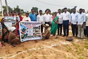 ఫార్మ్ పాండ్ నిర్మాణ పనులను ప్రారంభించిన అదనపు కలెక్టర్