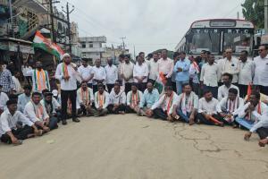 రాహుల్ గాంధీ అరెస్టుకు నిరసన ఉట్నూర్ లో  కాంగ్రెస్ ధర్నా