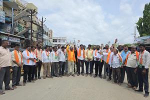 ఉట్నూర్ మండల బీజేపీ కమిటీ ఆధ్వర్యంలో  ధర్నా
