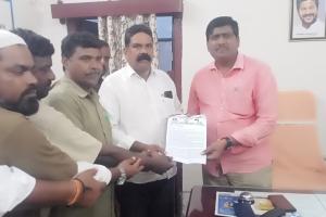 ఆటో డ్రైవర్ల సమస్యలు పరిష్కరించాలి