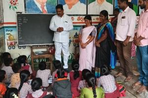 విద్యార్థులకు అప్యాయ బోధన చేసిన మాజీ మంత్రి