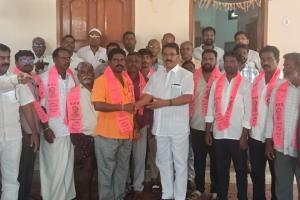 చిన్నగుంటపల్లి కాంగ్రెస్ కార్యకర్తలు బి.ఆర్.ఎస్ పార్టీలో చేరిక
