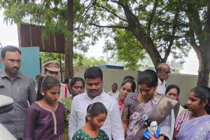 అమ్మను కోల్పోయిన చిన్నారి 