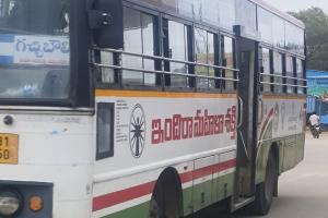 ఆర్డినరీ  నిర్లక్ష్యంపై ప్రయాణికుల ఆగ్రహం-ప్రభుత్వం వెంటనే స్పందించాలి