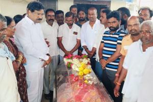పార్థివ దేహానికి నివాళులర్పించిన -మాజీ తొలి ఉప ముఖ్యమంత్రి రాజయ్య