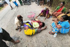 ప్రమాదవశాత్తూ ఆటోపై నుండి పడి బాలుడు మృతి