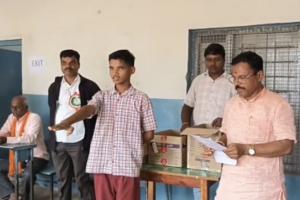 లింగంపల్లి పాఠశాలలో మాక్ పోలింగ్.