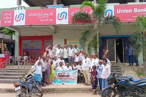 బీమా హామీ అమలు చేయాలి..