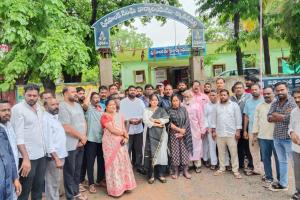‘క్యాతన్ పల్లిలో’ కమిషనర్ విధులకు ఆటంకం 
