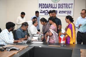 అర్జీల పరిష్కారం సత్వరమే చేయాలి : కలెక్టర్