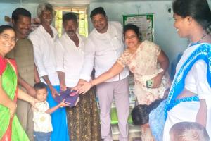 అంగన్వాడీ  పిల్లలకు యూనిఫామ్ పంపిణీ