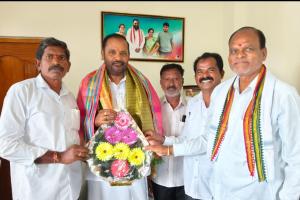 ప్రభుత్వ విప్ విజయరమణా రావుకు శుభాకాంక్షలు తెలిపిన నాయకులు.