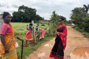 ఉపాధి హామీ పనులను పరిశీలించిన సర్పంచ్ రాజ సులోచన 