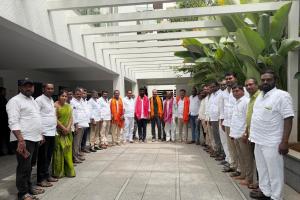 మాజీ ఎంపీని కలిసిన షాబాద్ మండల కాంగ్రెస్ అధ్యక్షుడు