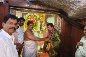 వనదుర్గమ్మ సన్నిధిలో జిల్లా విద్యాధికారి
