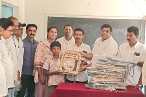 ఎమ్మెల్యే జన్మదినం సందర్భంగా విద్యార్థులకు బ్యాగులు పంపిణీ