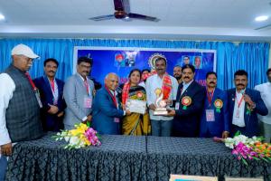 ఉత్తమ సర్పంచ్ అవార్డు అందుకున్న సబితా గోవర్ధన్ రెడ్డి